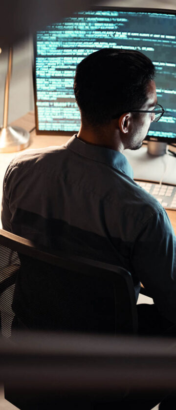 Programmør koder på sin computer