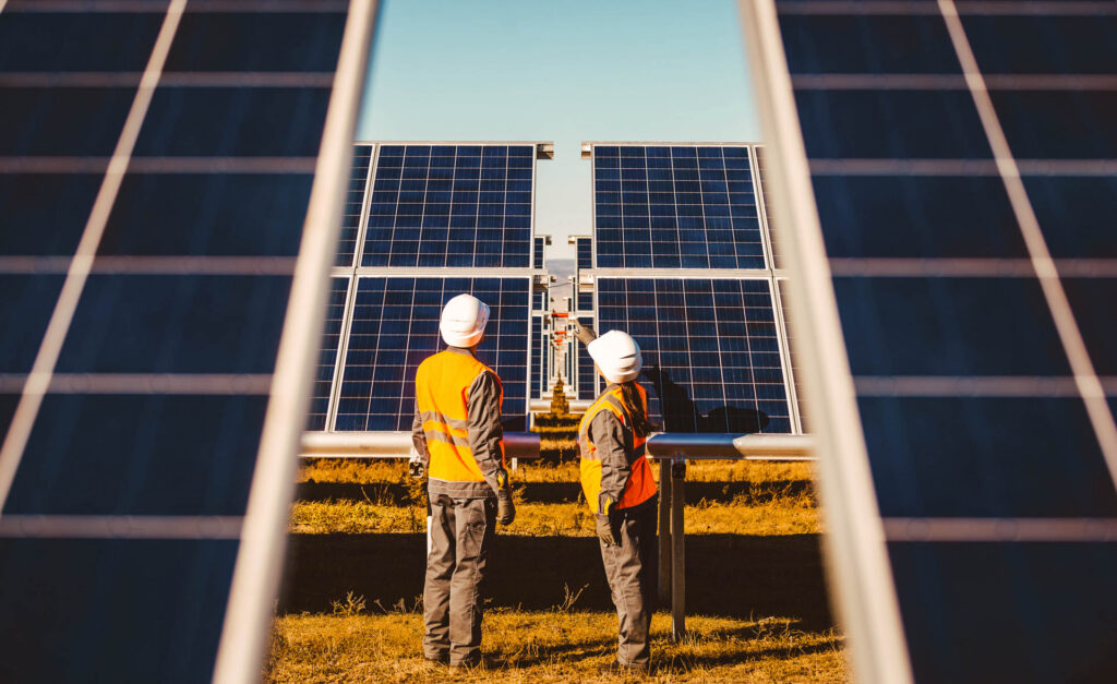 Soleneristation med rækker rows solpaneler