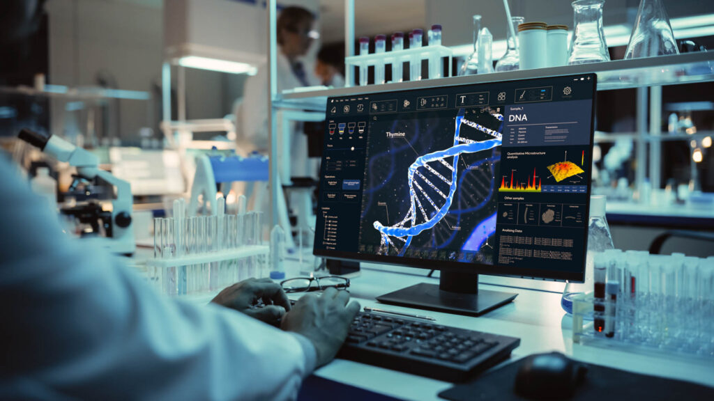 Medicinsk forsker analyserer generisk data og DNA på en computer
