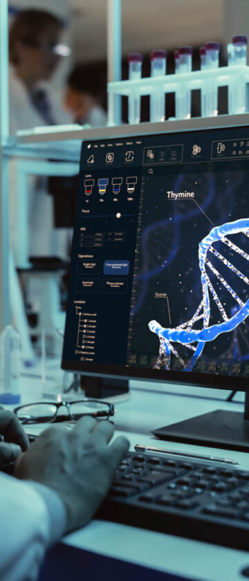 Medicinsk forsker analyserer generisk data og DNA på en computer