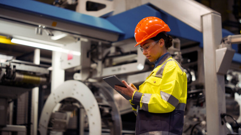 Ingeniær superviser på produktionsfacilitet.