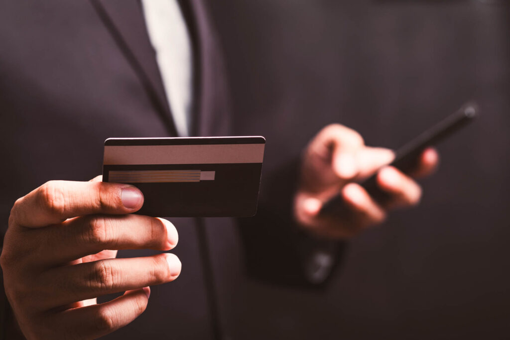 Businessmand brugeer kreditkort til digital betaling