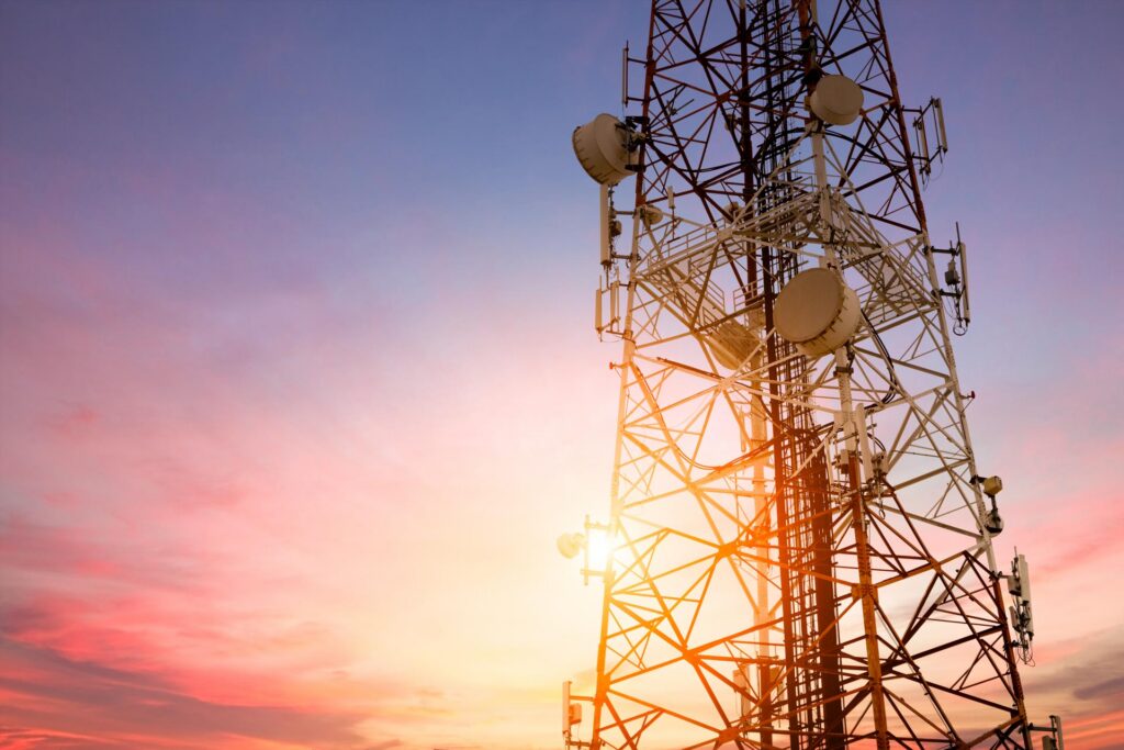 Telemast i solnedgangen