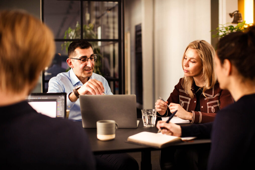 Darize consultants and advisors at a table, discussing a project.