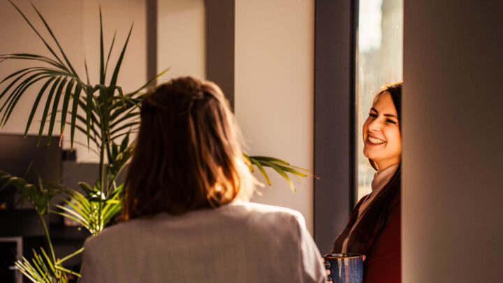 Two Darize employees connecting over a cup of coffee